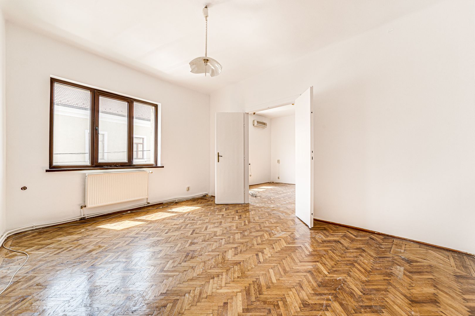 Preț redus! Apartament la casă, în centru - Poză 1