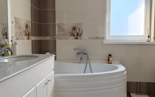 Casă spațioasă și elegantă cu teren  – Sânpetru - Poză 28
