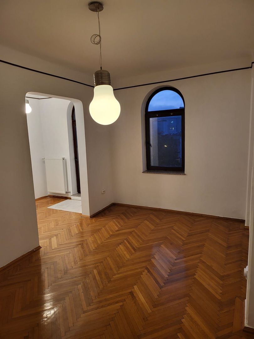 De inchiriat Apartament 5 camere - Poză 1