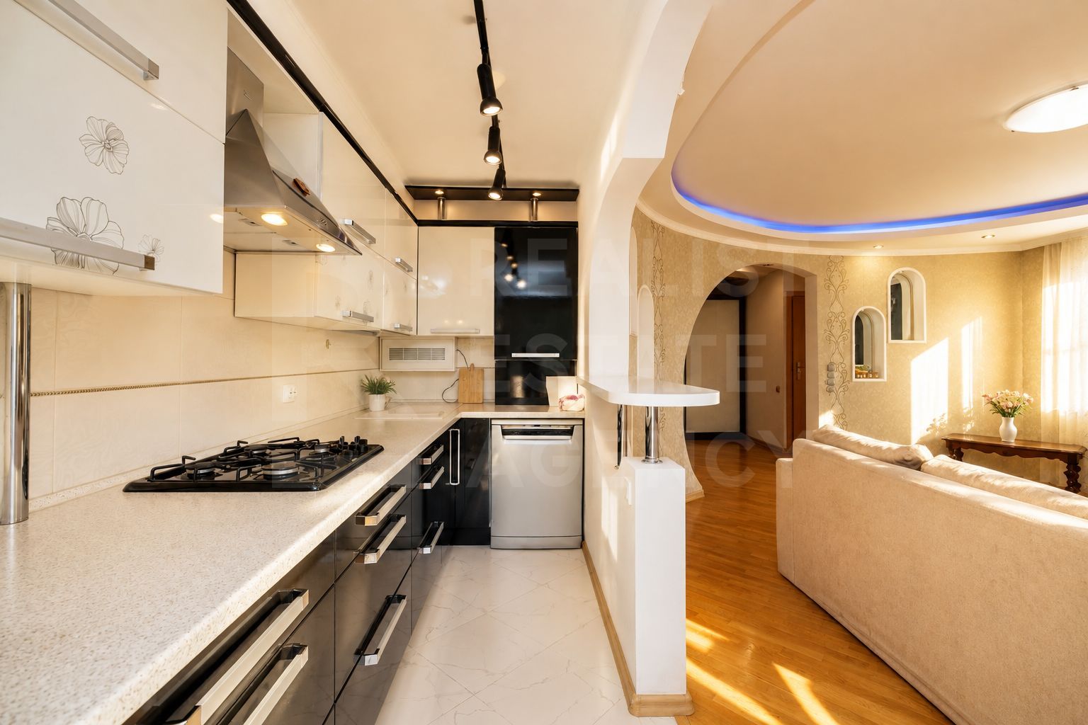 Chirie, apartament, 3 camere + living, str. Pușkin, Centru - Poză 2