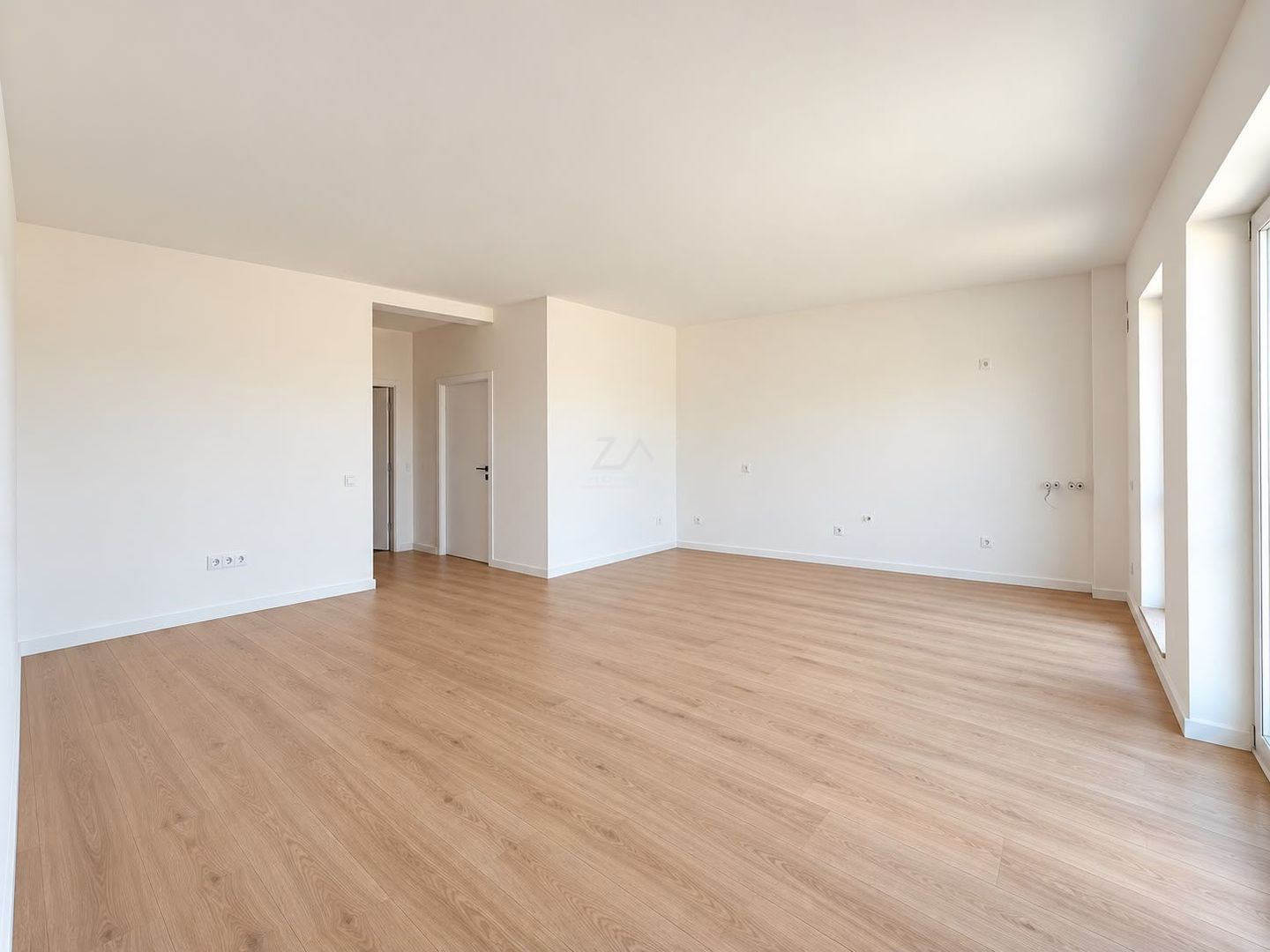 3 camere.  Etaj intermediar. Asfalt. Loc de parcare. - Poză 2
