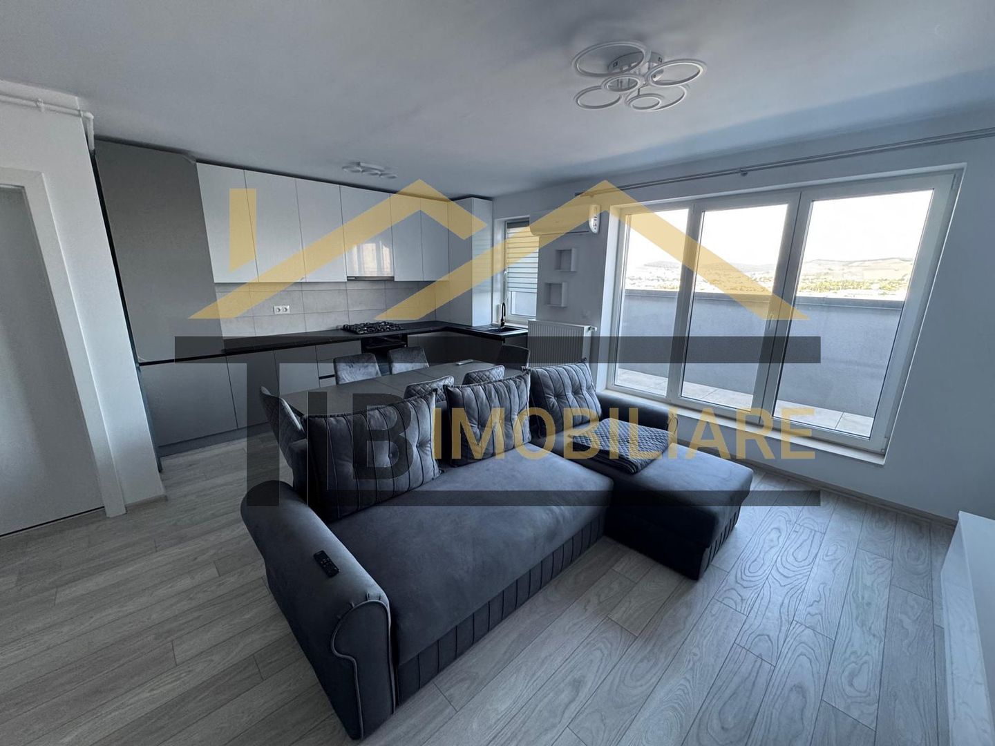 Apartament cu 3 camere, 70mp,  parcare, terasa, Zona Maurer - Poză 1