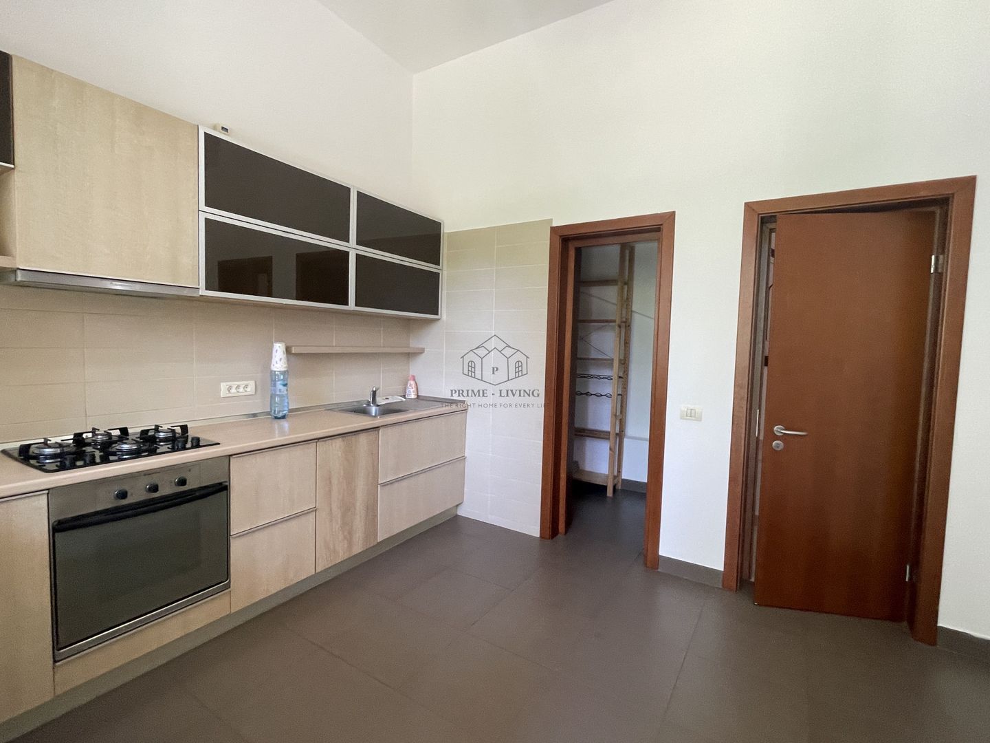 VILA CU 5 DORMITOARE IN COMPLEX REZIDENTIAL - Poză 3