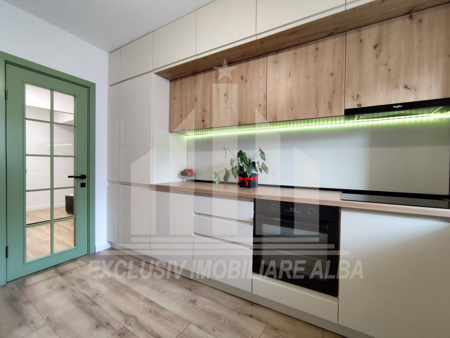 Apartament cu 3 camere decomandate, Cetate, M-uri, finisat modern - Poză 3