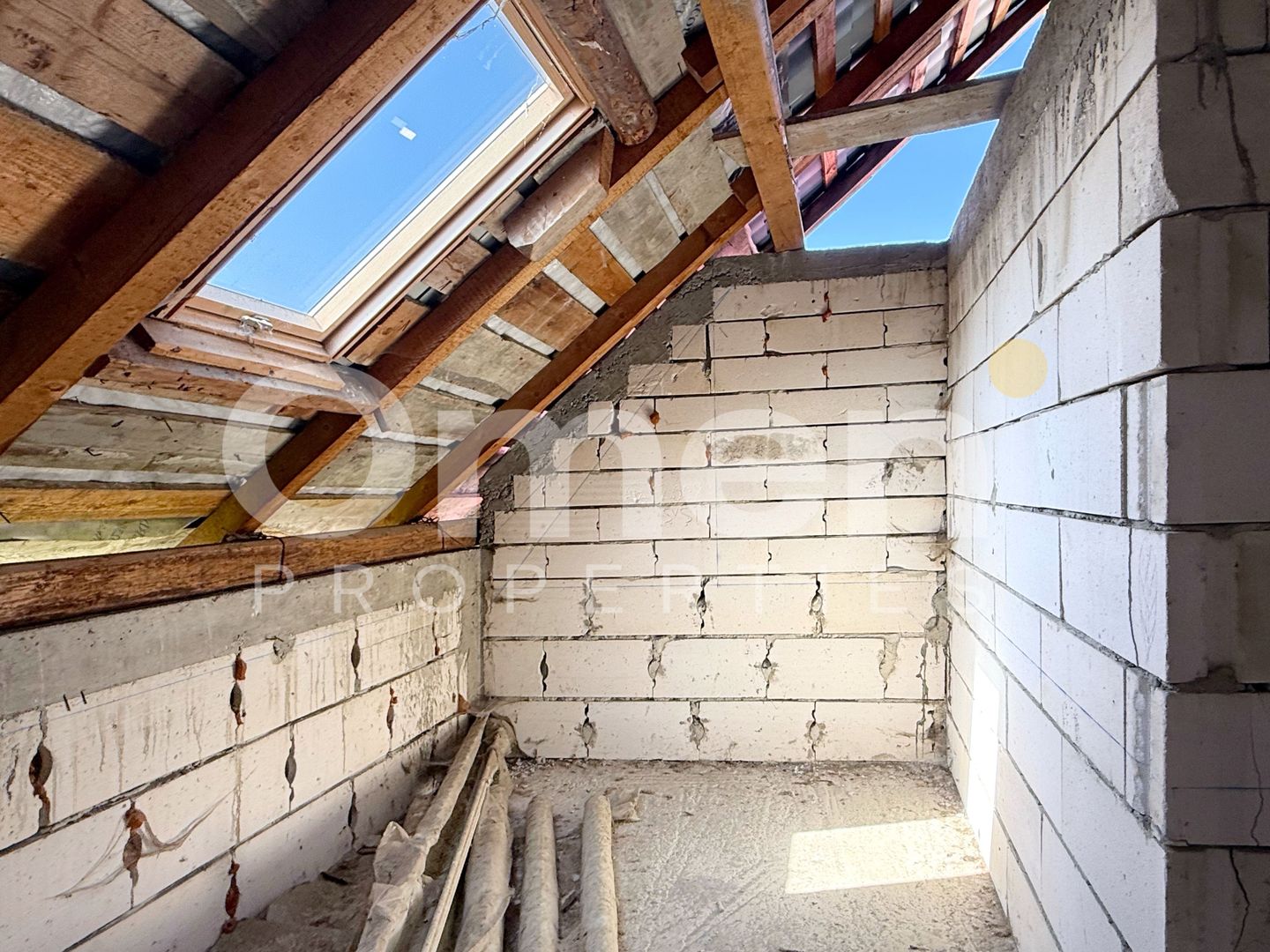 Casă cu potențial imens P+M, teren 7,91 ari, zonă liniștită, Ocna Șugatag. - Poză 8