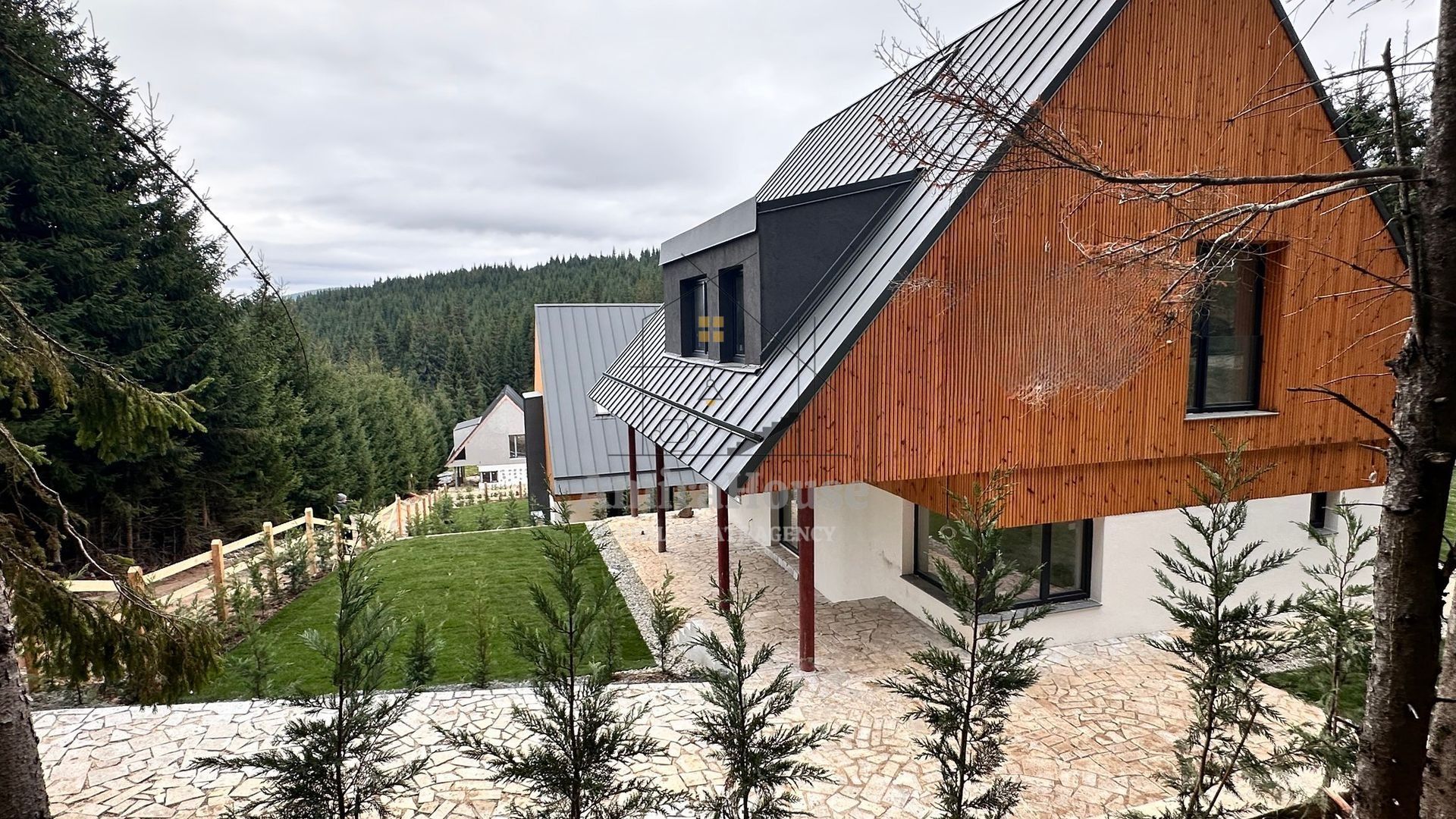 6 Case de vacanta localitatea Marisel jud Cluj la drumul Judetean DJ107P - Poză 2