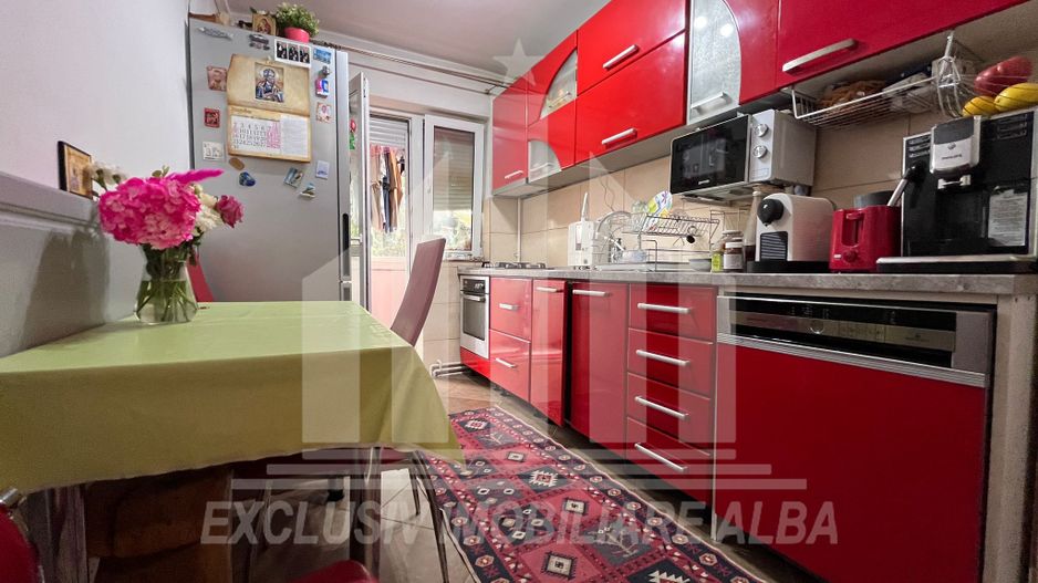 Apartament 4 camere, decomandat, etaj intermediar, Cetate - Poză 2