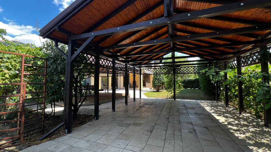 Vilă cu 8 camere, amplasament ultracentral-Dumbrăvița - Poză 1