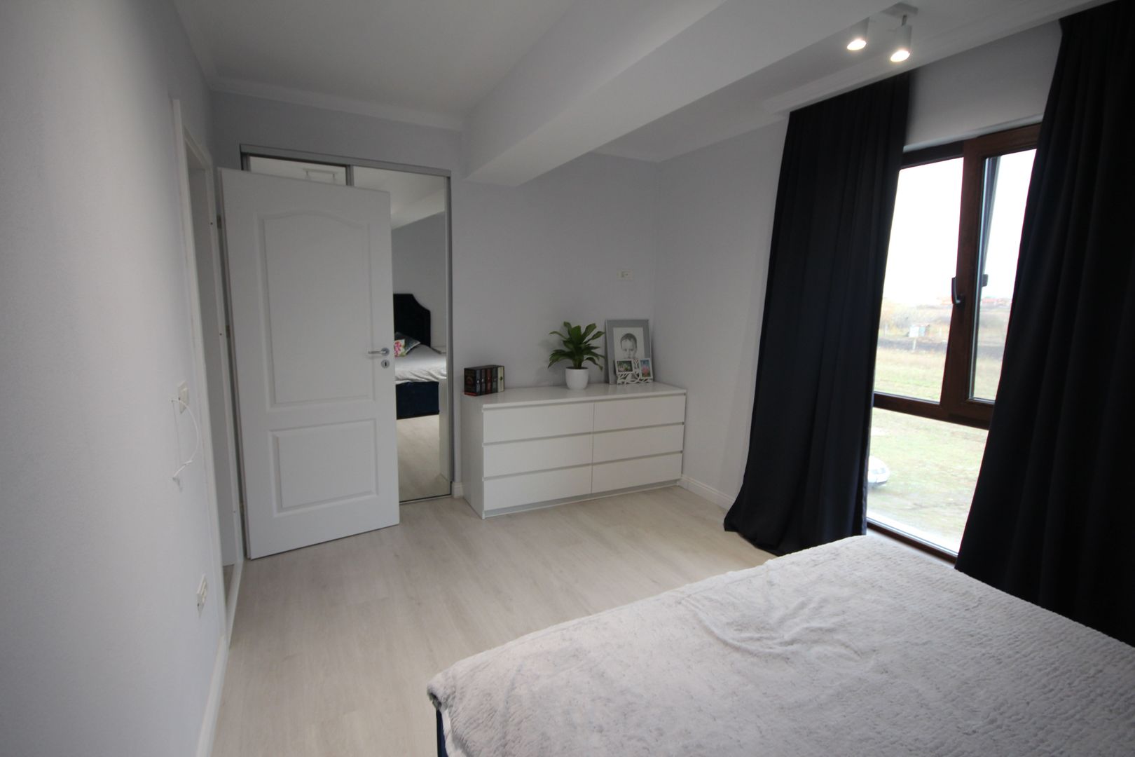 Modern si primitor - Poză 24