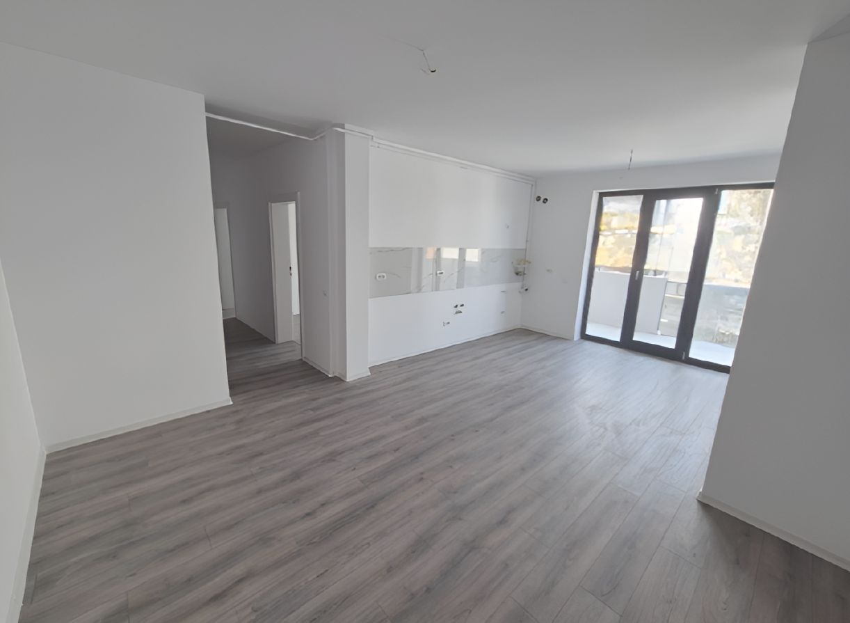 Apartament cu 3 camere, bloc nou, et.1, Centru - Poză 1