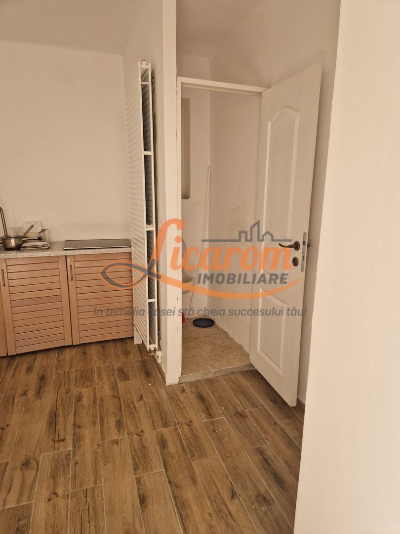 Garsoniera in casa str Iuliu Maniu curte comuna. - Poză 5