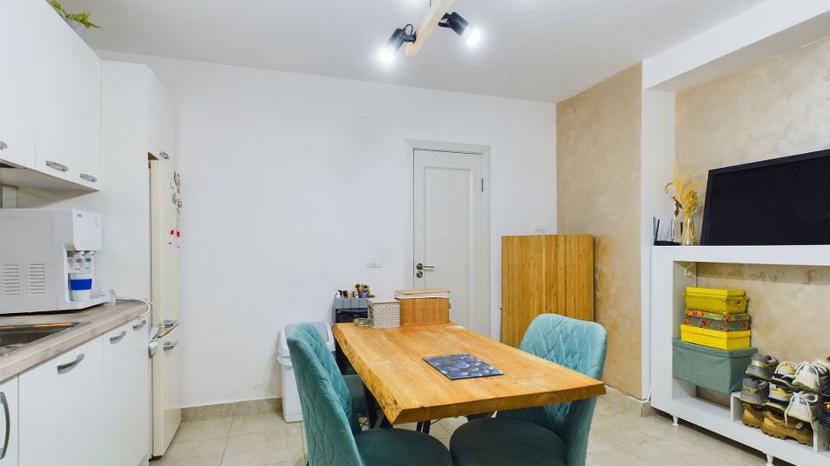 Apartament cu 2 camere la curte , renovat recent - Poză 4
