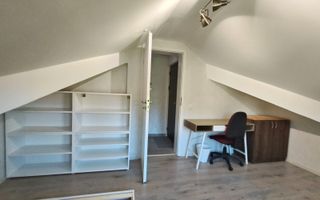 Locuință cochetă la mansardă, cu balcon și boxă de depozitare - Poză 7