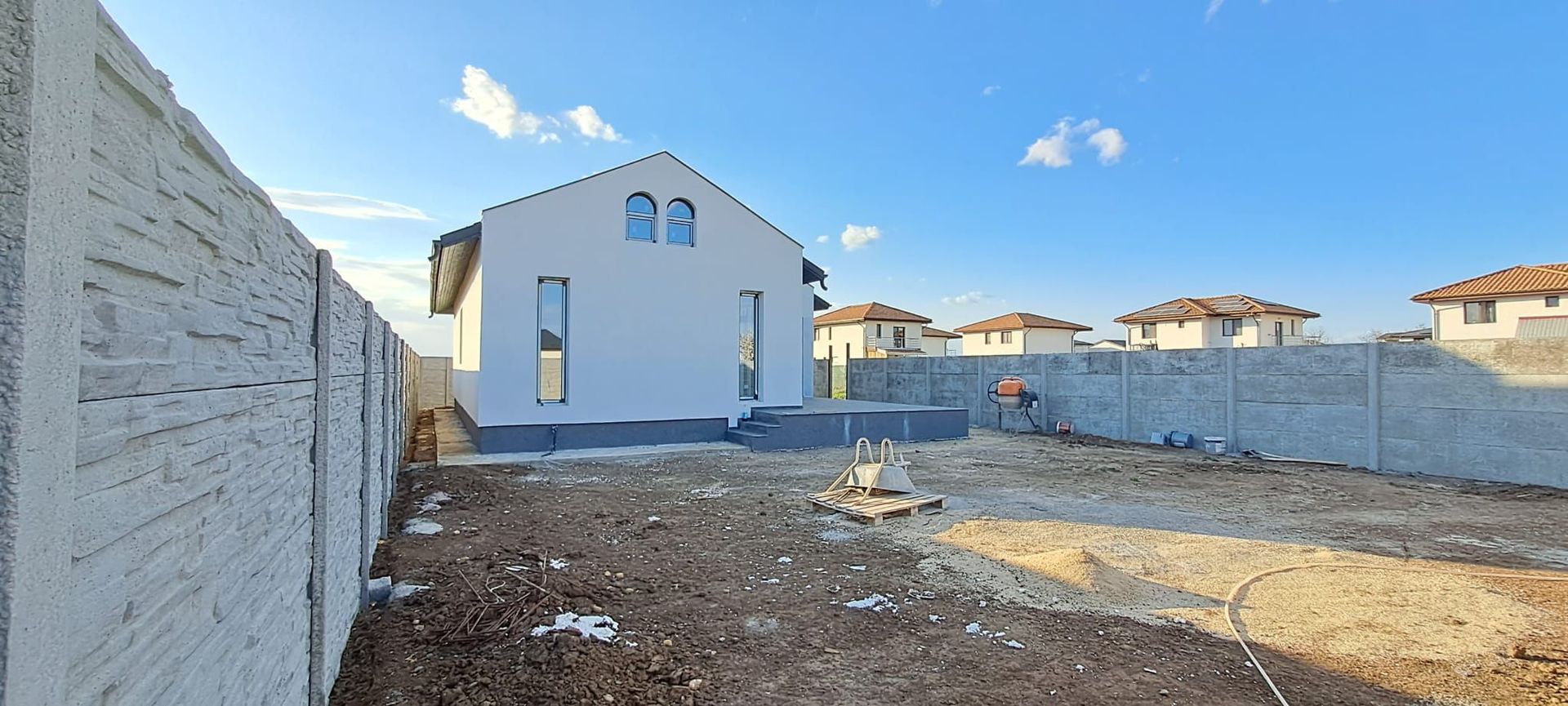 Casa individuala Dragomiresti Deal, utilitati, statii STB la 700 metri - Poză 2