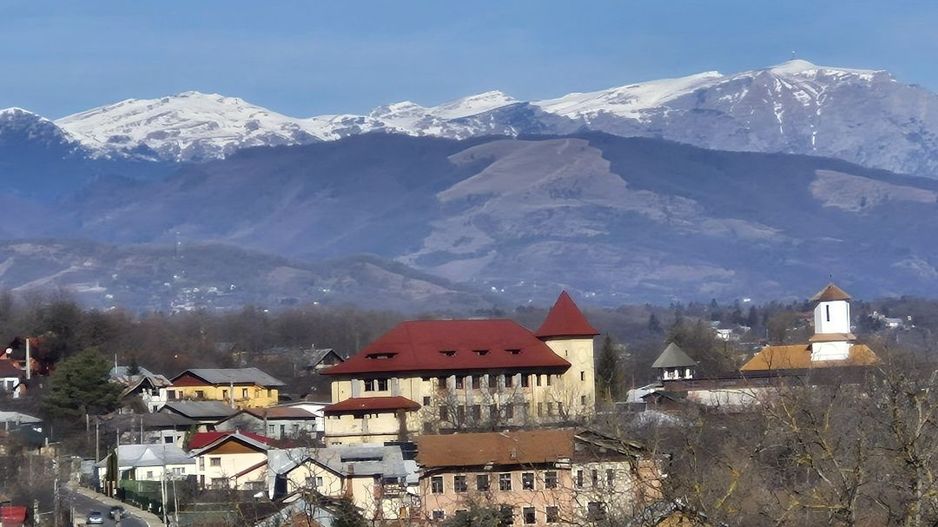 Teren intravilan 3526 mp cu vedere superba catre munte! - Poză 1