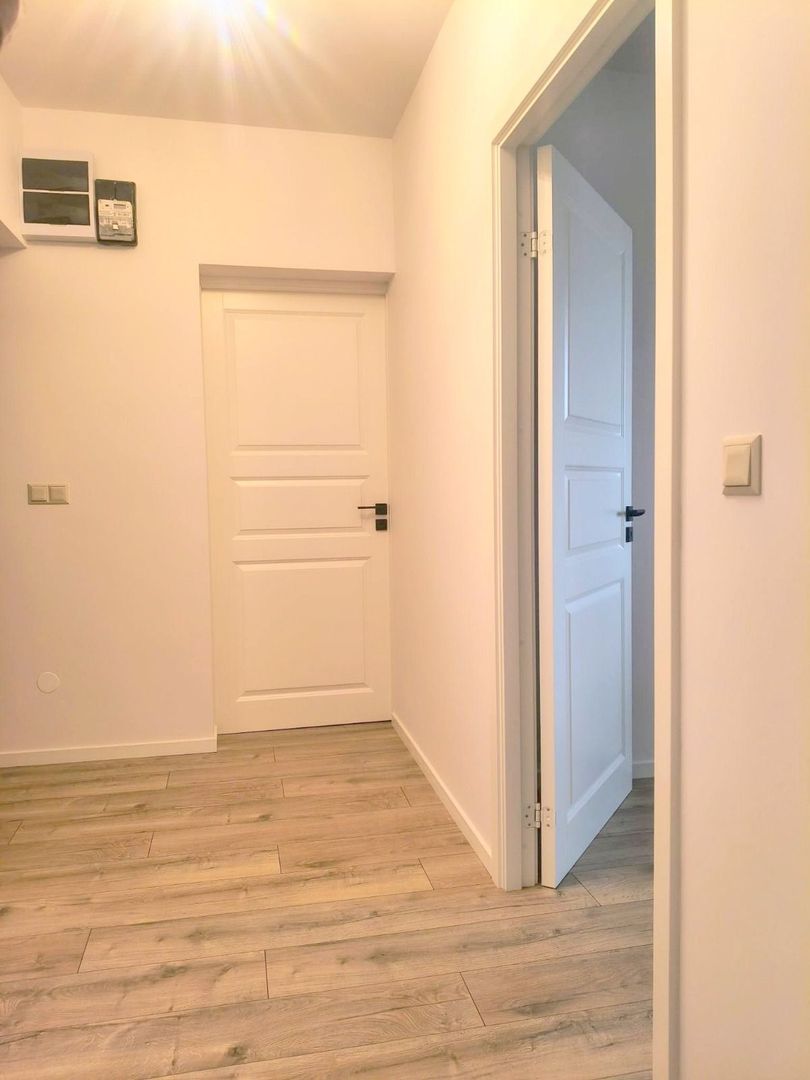 De vanzare apartament cu 2 camere, port, parter, 75.000 euro - Poză 2