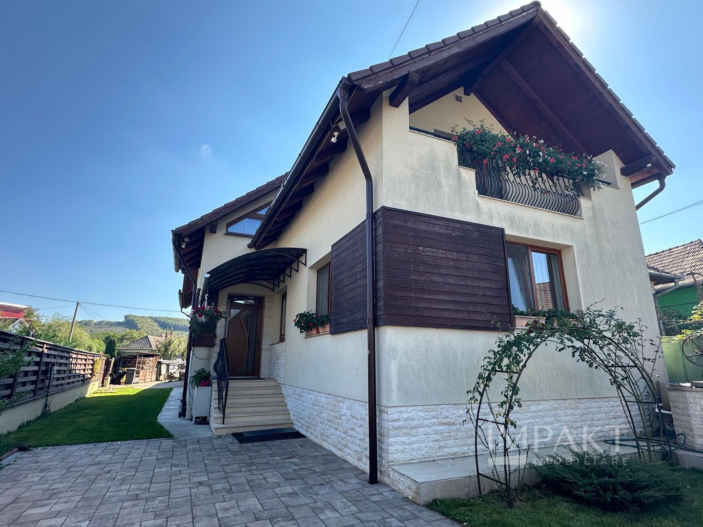 Casa de vanzare 230 mp utili + teren 1000 mp, Luna de Sus, Cluj! - Poză 1
