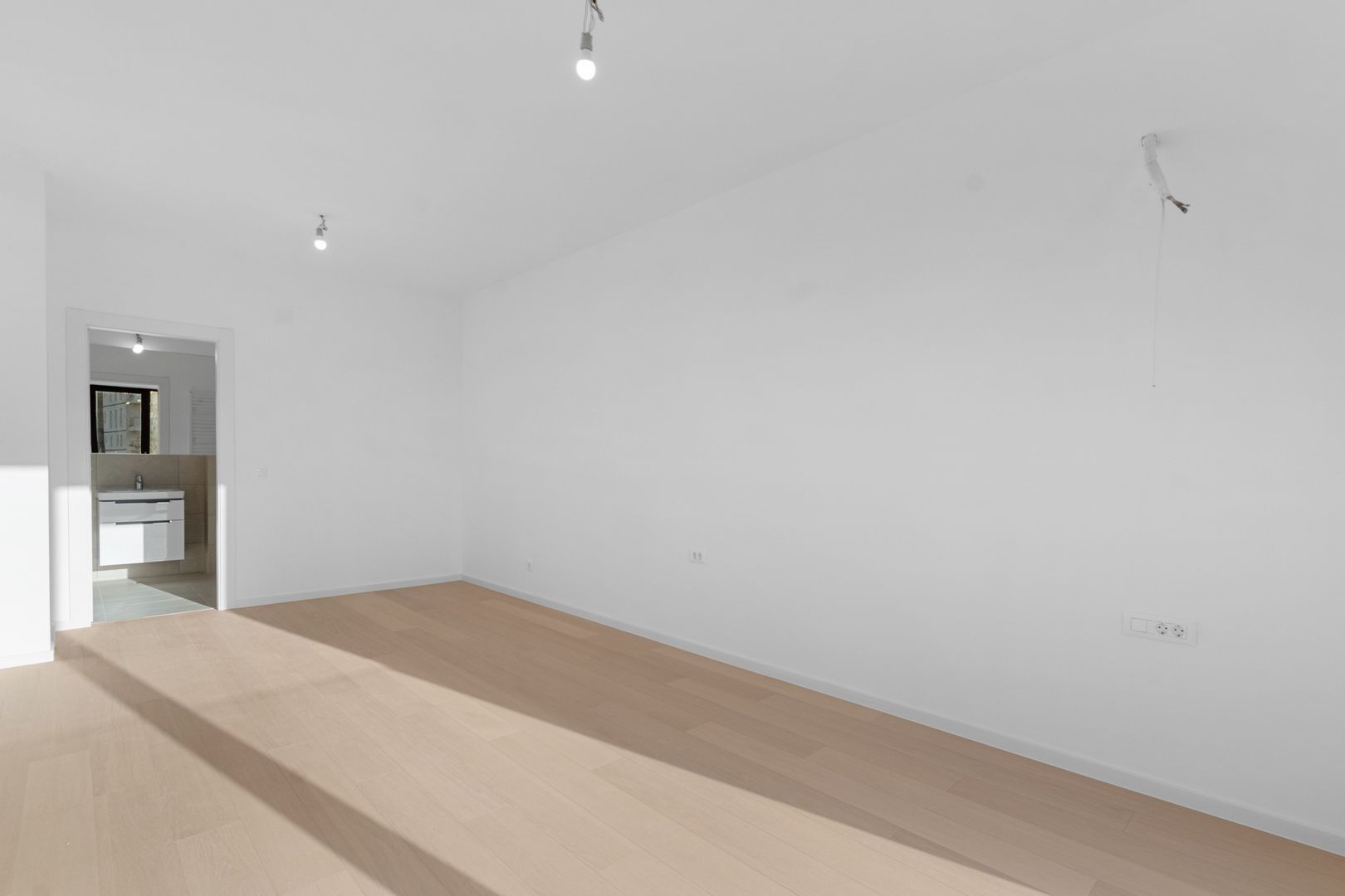 Apartament 4 camere - 112 mp - comision zero - 249000 Euro+tva - Poză 5