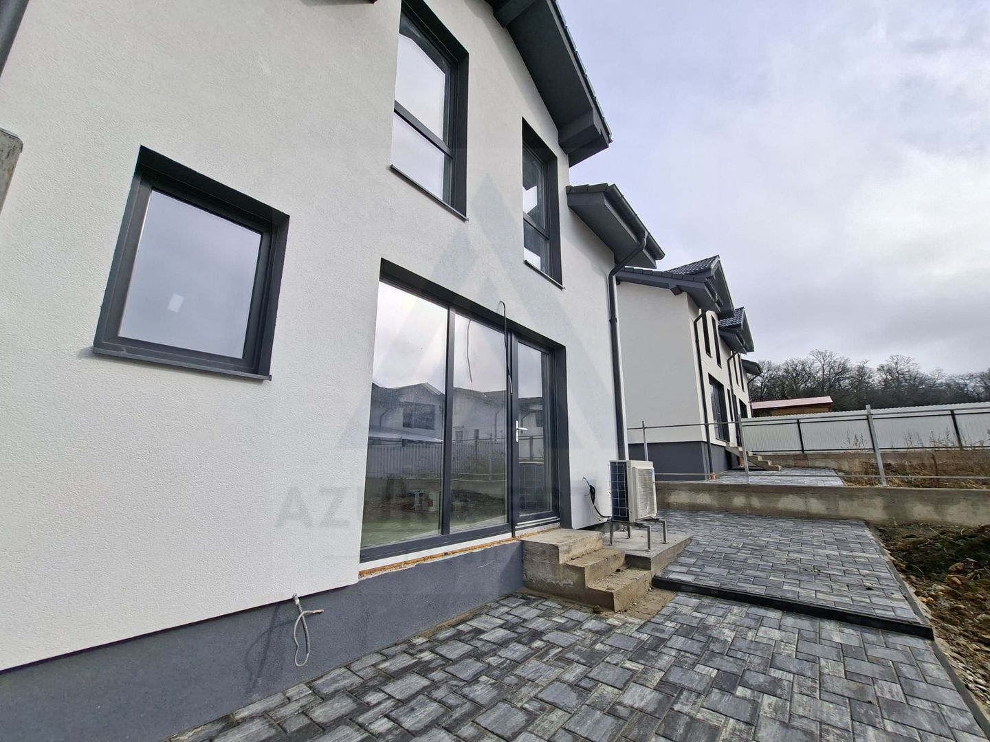 Casa moderna 4 camere 2 bai 3 locuri parcare si pivnita in Cisnadie - Poză 1