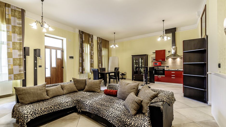 Apartament de vis, b-dul Revolutiei nr 83, Etajul 1. - Poză 2