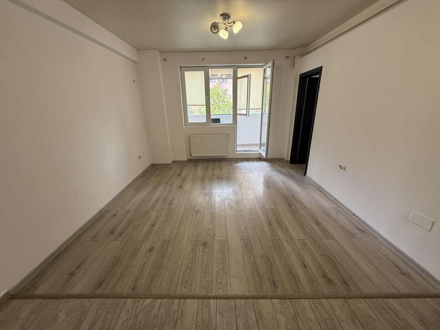 Garsonieră dublă 39mp- living + dormitor + balcon mare - Etaj 1 - Poză 4
