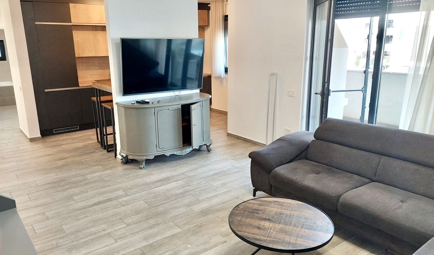 3 camere spațios si  cu terasă generoasă, la intrare în Dumbrăvița - Poză 1