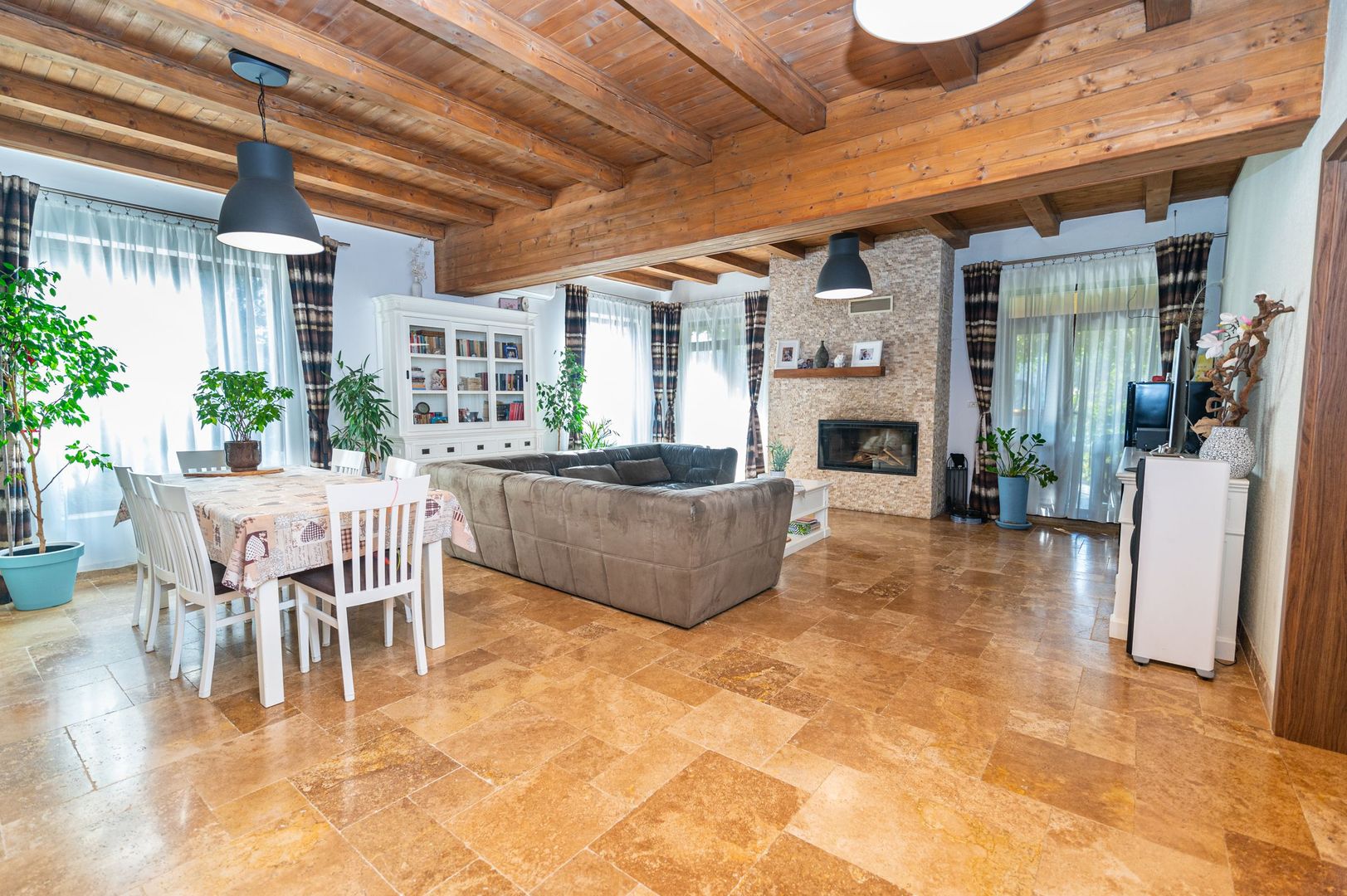 Vila premium cu teren generos! Confort și eficienta in Sanleani - Poză 2