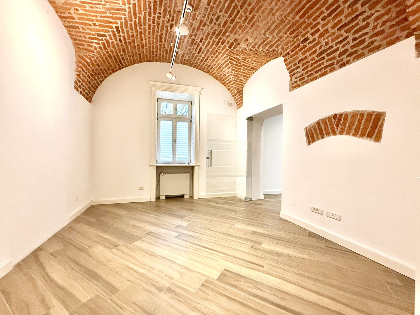 Biroul tău din inima Timișoarei – 35 mp de oportunitate - Poză 2