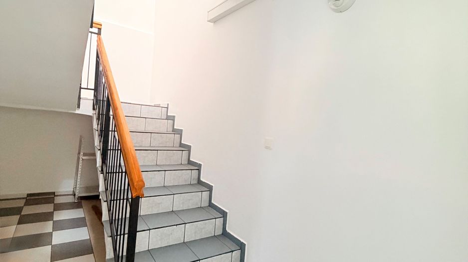 Imobil de închiriat cu locuri de parcare, curte si anexe - Poză 8