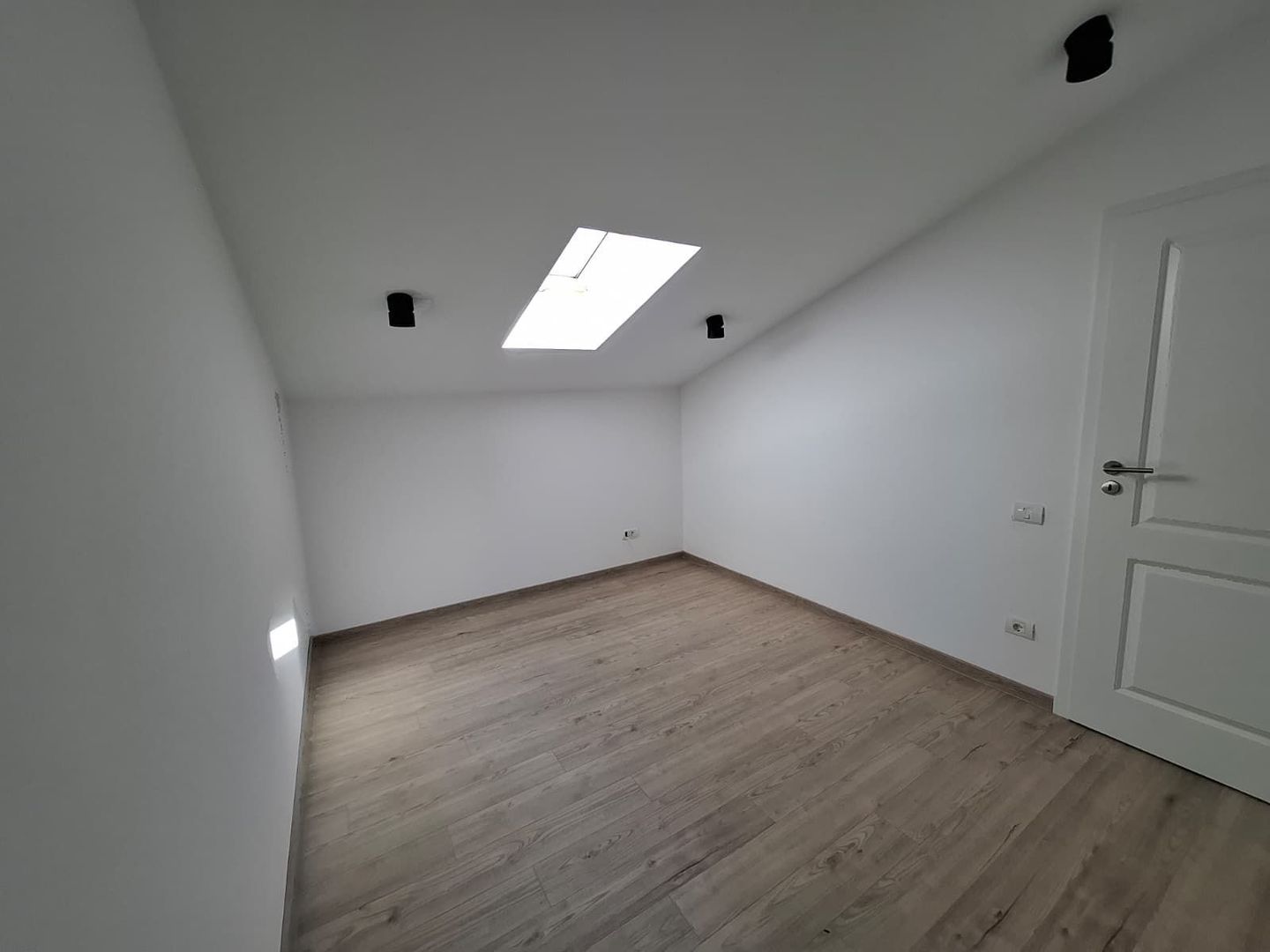 Apartament 4 Camere  in Vila , Centrala , Parcare , Totul Nou L352 - Poză 10
