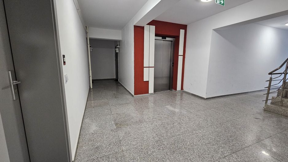 Coresi -Bloc Maurer M9, etajul 1, mobilat, parcare - Poză 19