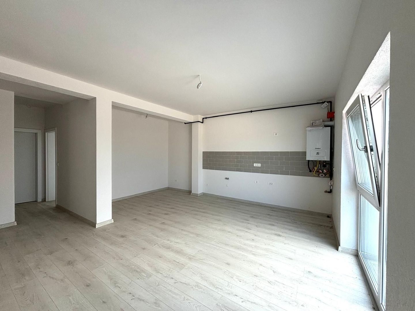 Apartament cu 3 camere la super pret, zona Mehala - Poză 1
