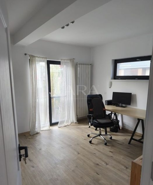 Casă spațioasă, renovată complet, într-o zonă liniștită - Poză 10