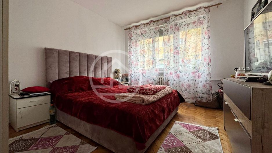 Apartament cu 3 camere de vanzare in zona Rogerius, Oradea - Poză 1