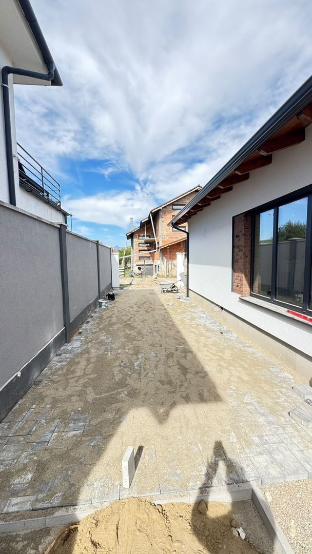 🏡 CASĂ DE VÂNZARE - Poză 2
