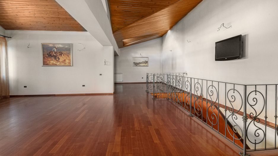 RAHOVA Salaj Vila 2007 S+P+1+M calitate superioara 370 mp - Poză 27