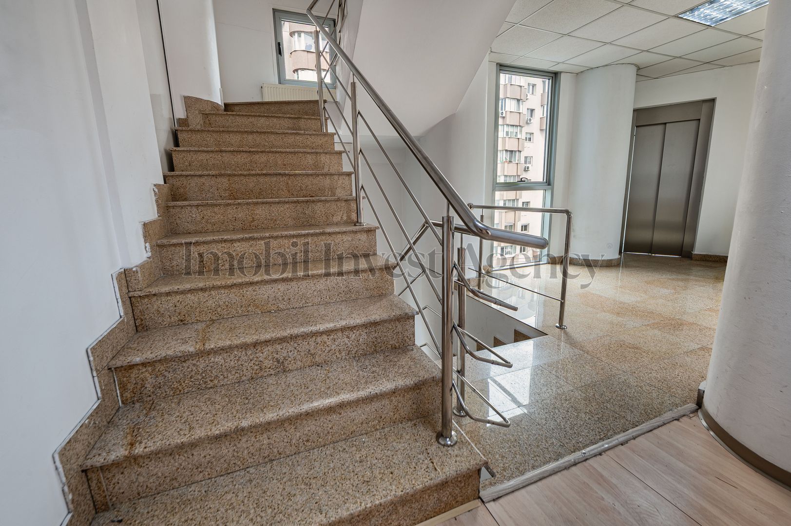 Cladire de birouri Vitan pretabilă pentru diverse afaceri. - Poză 5