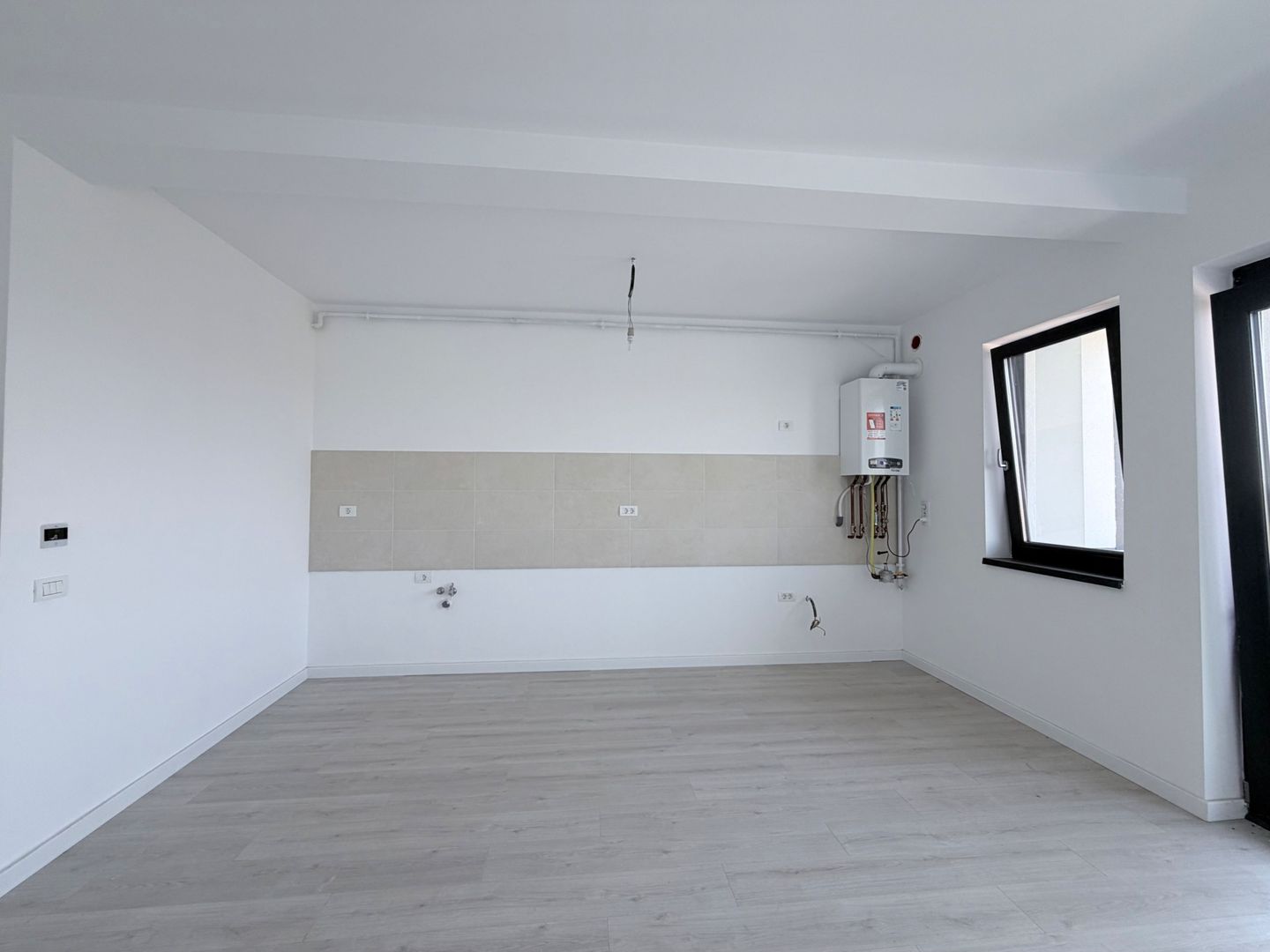 APARTAMENT CU TERASA - Poză 2