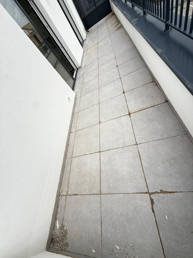 Bloc finalizat. Terasa 20 mp. 2 bai. Lift. 2 locuri de parcare. - Poză 11