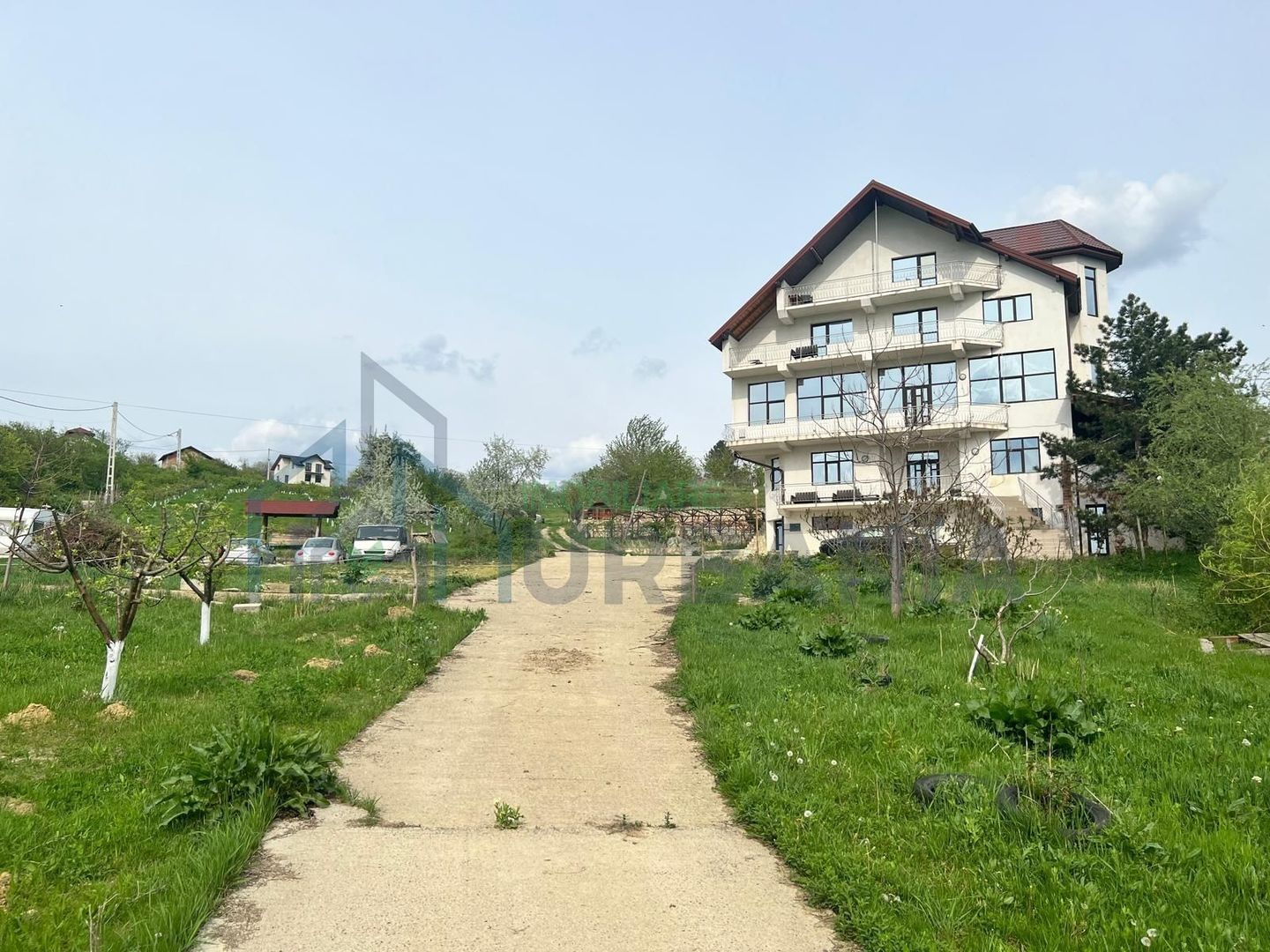 Vând pensiune/clădire și teren - Poză 1