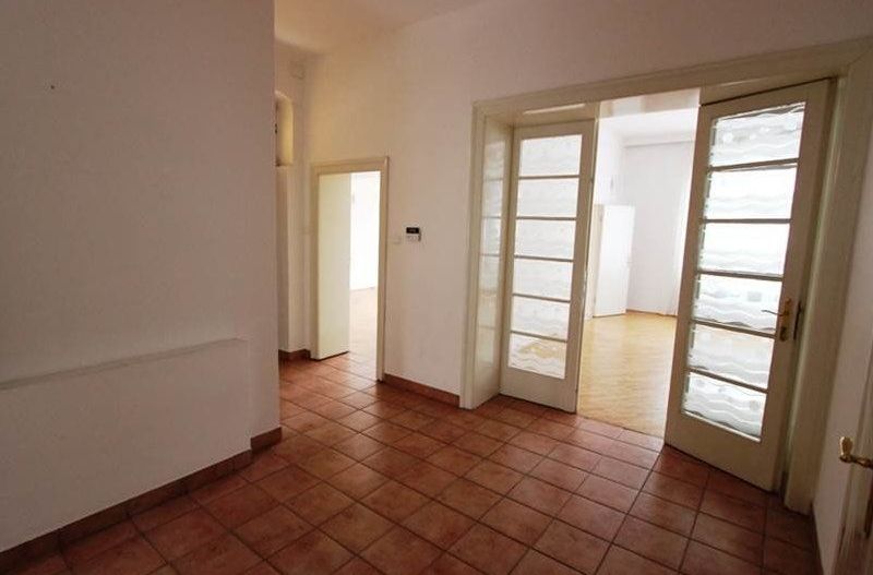 Vila spatioasa pentru birouri in zona centrala - Poză 2