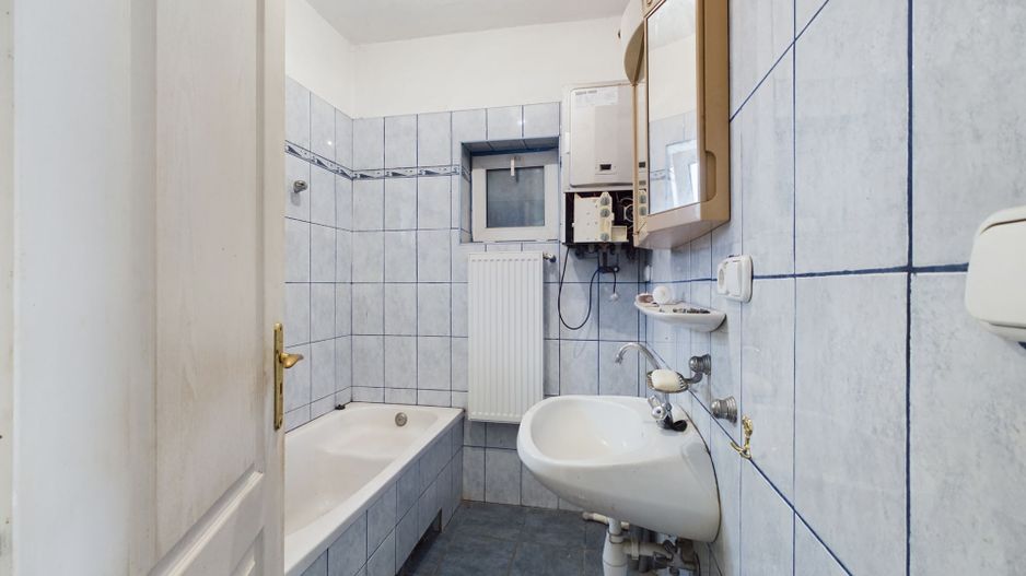 Casă cu teren generos la graniță cu România - Poză 4