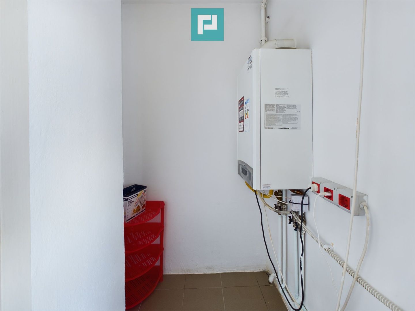 Apartament de închiriat cu 3 camere în Micalaca - Poză 9