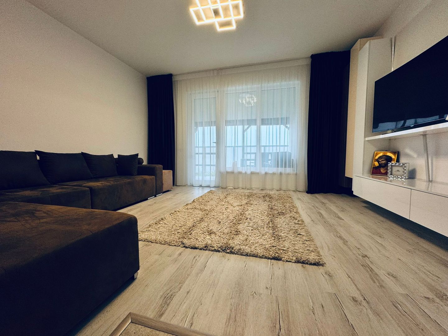 Vilă 3 camere mobilata 3 locuri parcare  Safirului Bragadiru - Poză 1