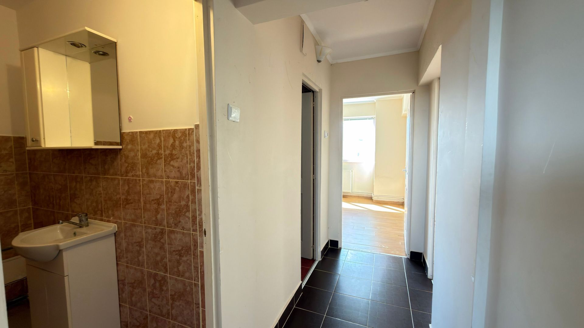 Apartament 3 camere MV1, Etaj IV / Str. Narcisei Nr.9 / Carei - Poză 8