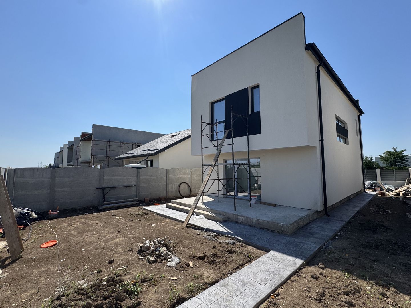 Vila eficienta energetic Tunari, strada publica, POMPA DE CALDURA - Poză 4