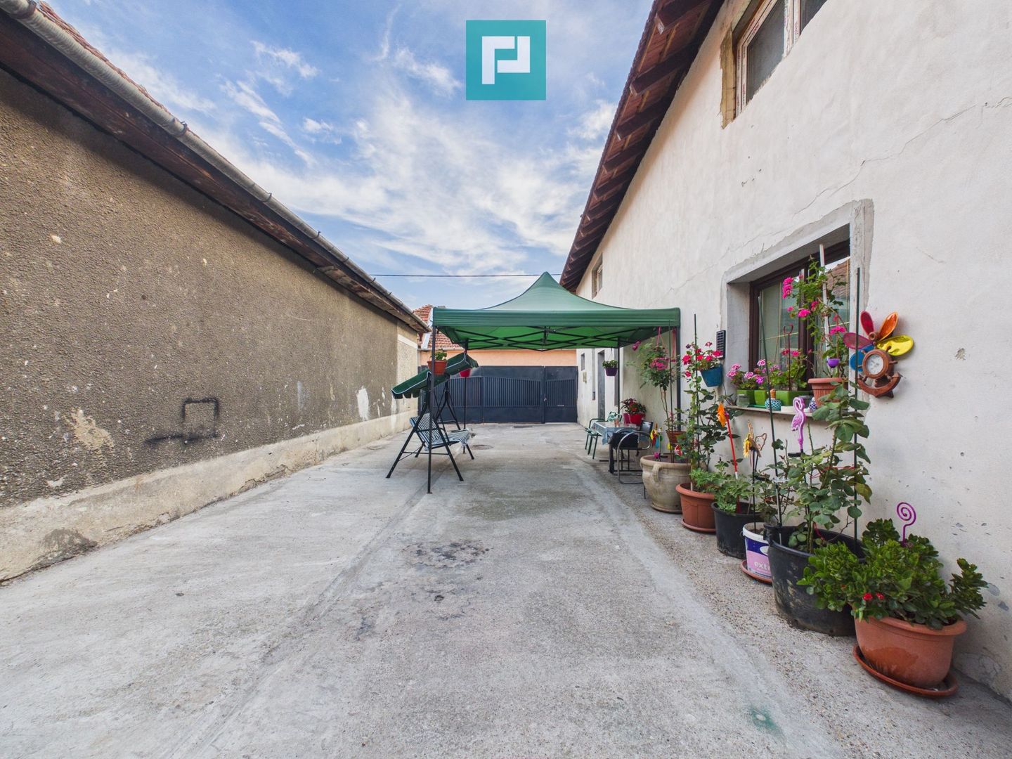 Casă P+E cu două apartamente, zona Drăgășani - Poză 16