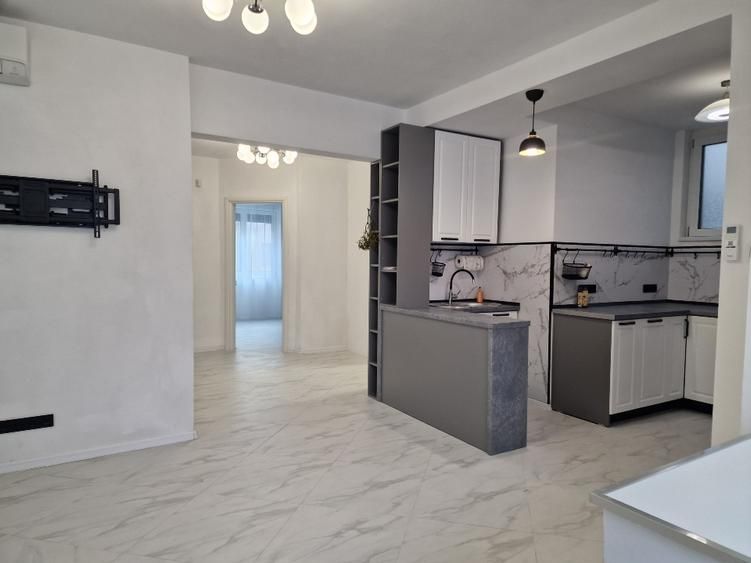 Apartament 5 camere (Parter+Demisol) | Piata Romana | Prima inchiriere - Poză 2