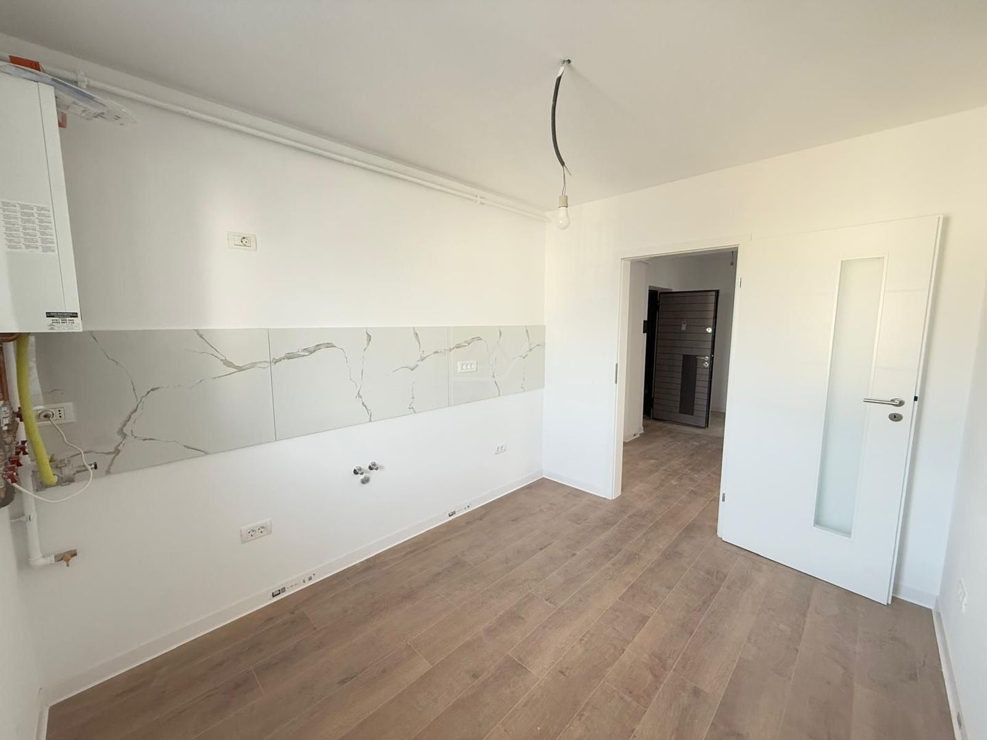 Decomandat. Spatios. Loc de parcare. - Poză 3