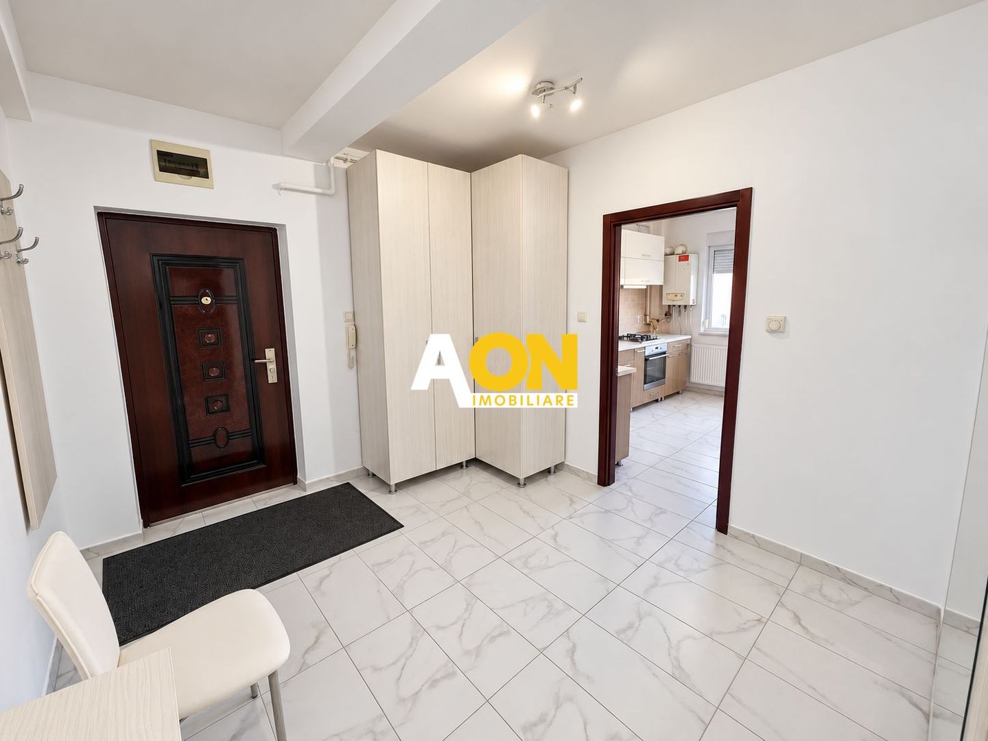 Apartament 2 camere, 2 balcoane, etaj 1, mobilat, zona Kaufland Cetate - Poză 4